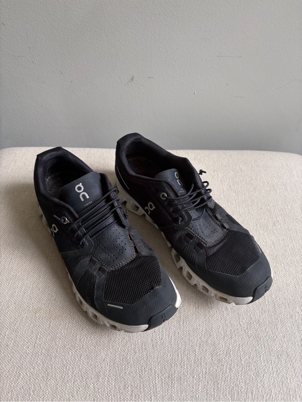 ON CLOUD Swiss Engineering Black White Sneakers Sz 9.5